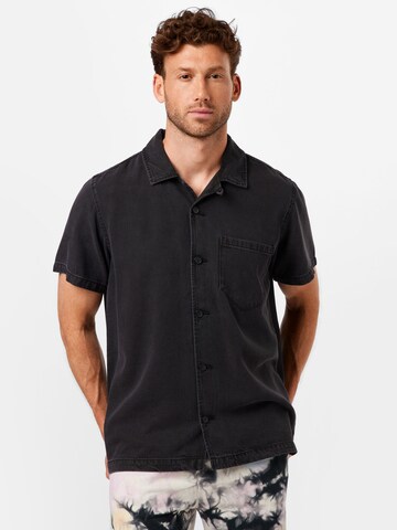 WEEKDAY Regular fit Риза в черно: отпред