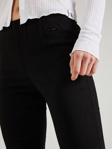 Calvin Klein Flared Broek in Zwart