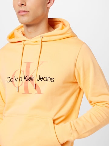 Calvin Klein Jeans كنزة رياضية 'Essentials' بلون برتقالي