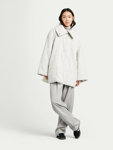 g-lab Between-Season Jacket 'YOOMY' in White: front