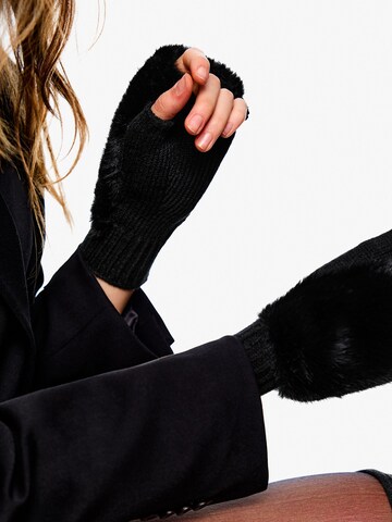 Mănuși fără degete de la Bershka pe negru