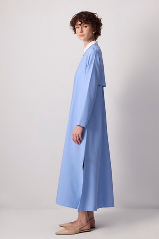 Robe-chemise Touche Prive en bleu : devant