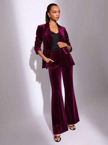 self. Rozkloszowany krój Spodnie w kant w kolorze fioletowy