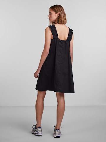 PIECES فستان صيفي 'Lori' بلون أسود