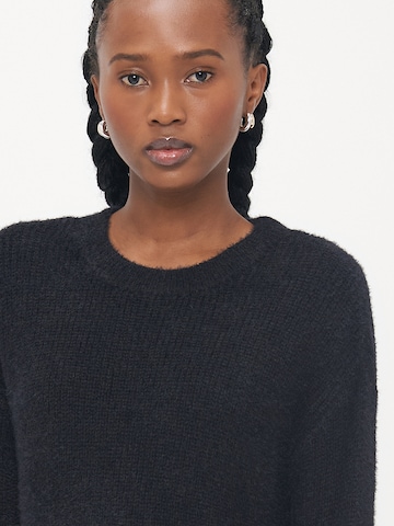 Vero Moda Petite Svetr 'VMPUFF' – černá