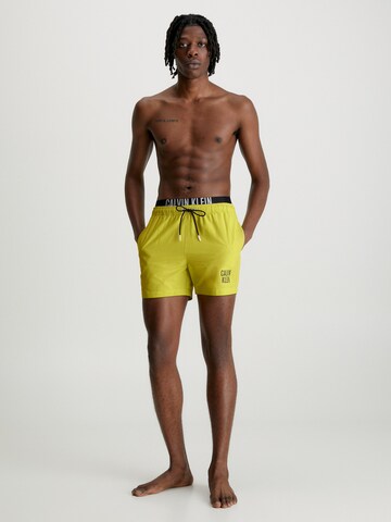 Shorts de bain Calvin Klein Swimwear en jaune