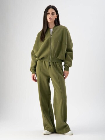 MND Joggingpak in Groen: voorkant