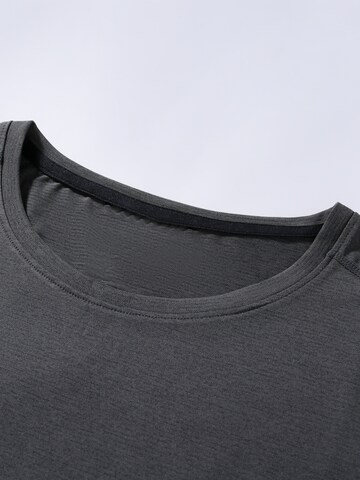 YOUTHUP Performance Shirt 'Feuchttrans' in Grey
