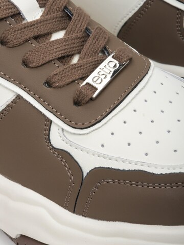 Estro Sneakers laag '3002' in Bruin