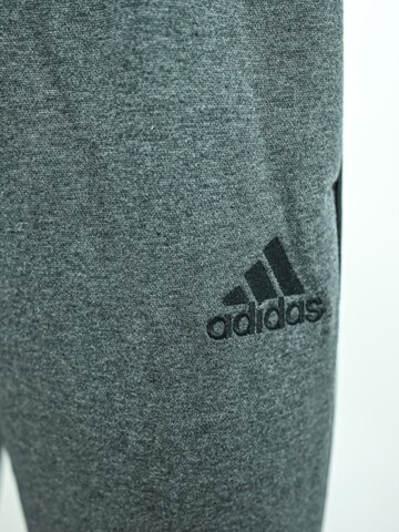 regular Pantaloni sportivi 'adidas Essentials Fleece Tapered Cuff' di ADIDAS in grigio