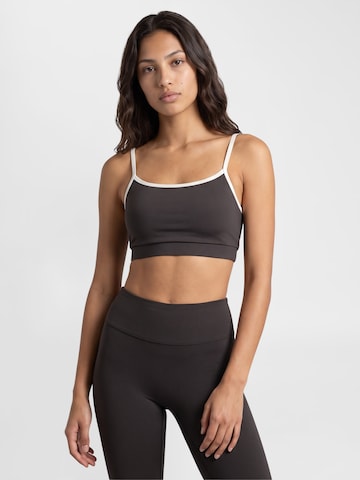 Hummel Sporttop in Bruin: voorkant