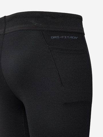 Skinny Pantaloni sportivi di NIKE in nero