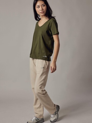 Maglietta 'T-Shirt Scollo Profondo' di OWN Off With Nature in verde