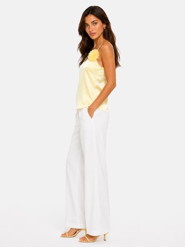 REGINA FASHION Top 'V-Neck Satin Top with 3D Flower Detail' - Žltá