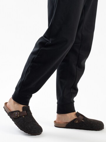 Bayton Clogs in Braun