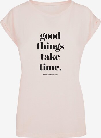 Merchcode Shirt 'Good Things Take Time' in Roze: voorkant