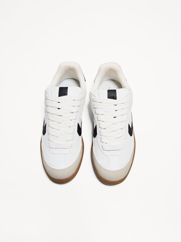 Baskets basses Bershka en blanc