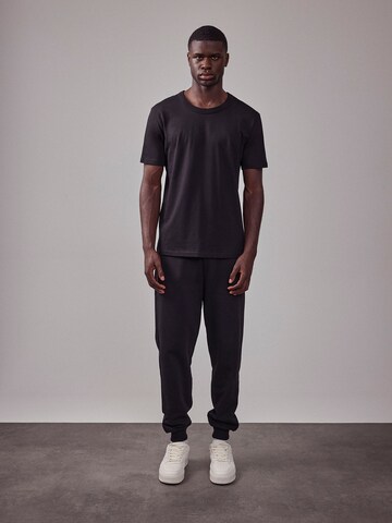 DAN FOX APPAREL Tapered Bukser 'The Essential' i sort