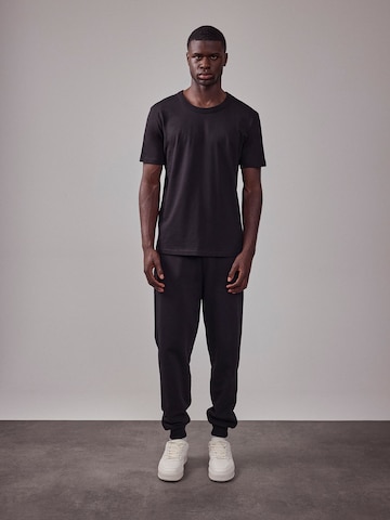 DAN FOX APPAREL Tapered Παντελόνι 'The Essential' σε μαύρο