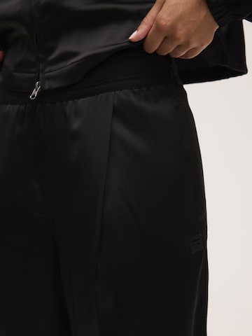 FILA - Loosefit Pantalón 'SERINA wide elastic waist pleated satin trousers' en negro