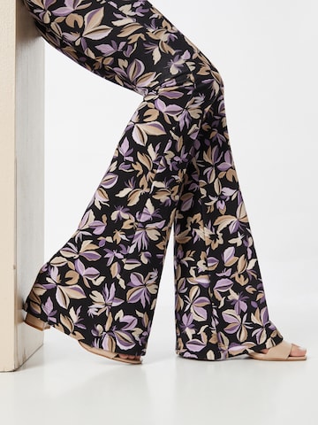 CATWALK JUNKIE Rozkloszowany krój Spodnie 'SLOW DANCE' w kolorze fioletowy