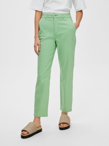 Regular Pantalon chino 'Marina' SELECTED FEMME en vert : devant