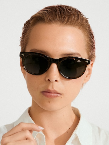 Pilgrim Sunglasses 'Jelena' in Brown: front