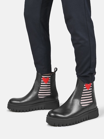 Crickit Chelsea Boot ' NAELLE ' in Schwarz: Vorderseite