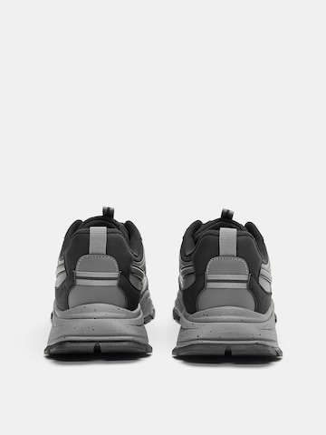 Pull&Bear Trampki niskie w kolorze czarny