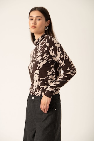 T-shirt 'Hanadi' SOAKED IN LUXURY en marron