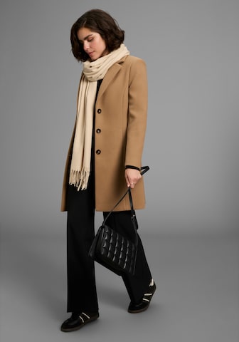 LAURA SCOTT Between-Seasons Coat in Beige