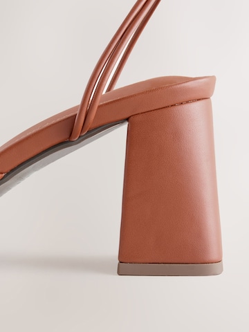 Next Sandalen met riem 'Forever Comfort' in Bruin