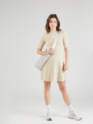 Calvin Klein Jeans Stickad klänning i beige: framsida