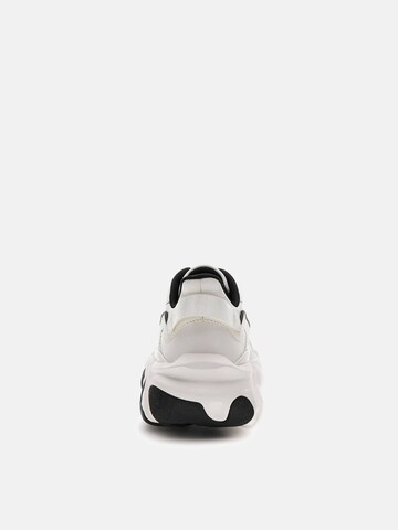GUESS Sneaker 'Cesi' in Weiß