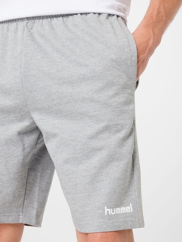 Hummel Regular Sportshorts in Grau