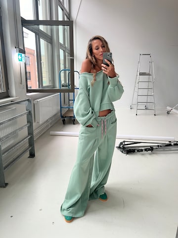 ABOUT YOU x Kamila Šikl Wide leg Pants in Green