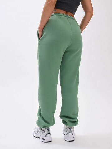V!BE STUD!OS - Tapered Pantalón en verde