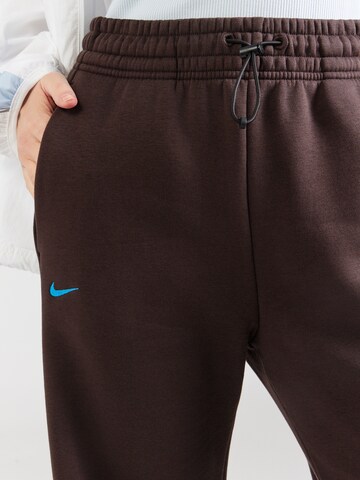 Nike Sportswear Ohlapna forma Hlače 'SHOX PHOENIX FLC' | rjava barva