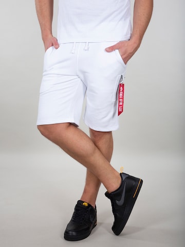 Regular Pantalon cargo ALPHA INDUSTRIES en blanc