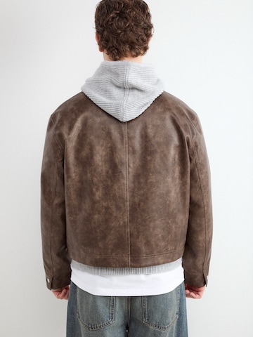 BALMOHK Välikausitakki värissä ruskea