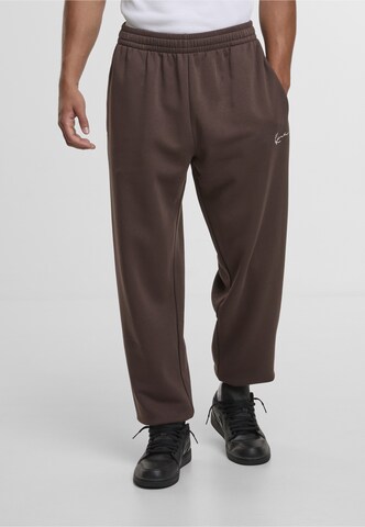 Tapered Pantaloni 'Signature Essential' di Karl Kani in marrone