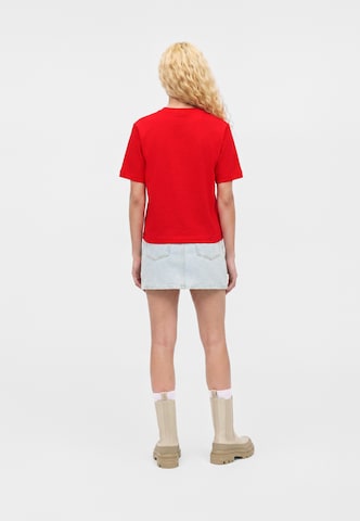 Calvin Klein Jeans Тениска в червено: отзад