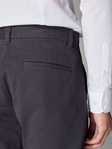 regular Pantaloni chino di Next in grigio