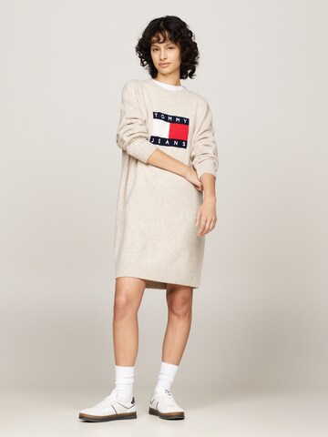 Tommy Jeans Curve Gebreide jurk in Beige: voorkant