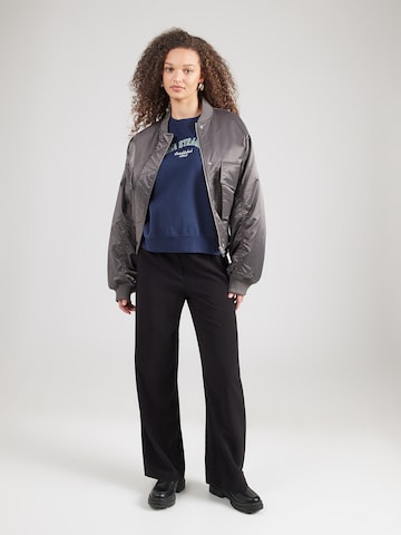 LEVI'S ® Sweatshirt i blå