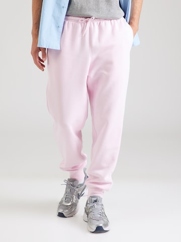 Tapered Pantaloni 'CLUB' de la Nike Sportswear pe roz: față