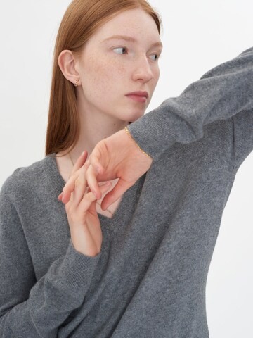 GOBI Cashmere Trui 'Women's Essential Cashmere V-Neck Sweater' in Grijs