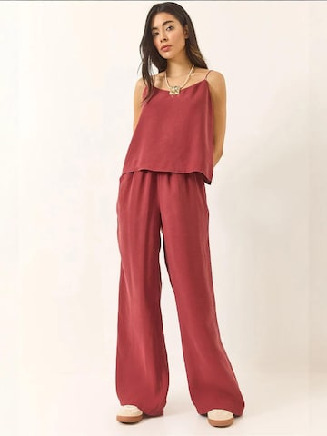 Completo pantalone di Bianco Lucci in rosso: frontale
