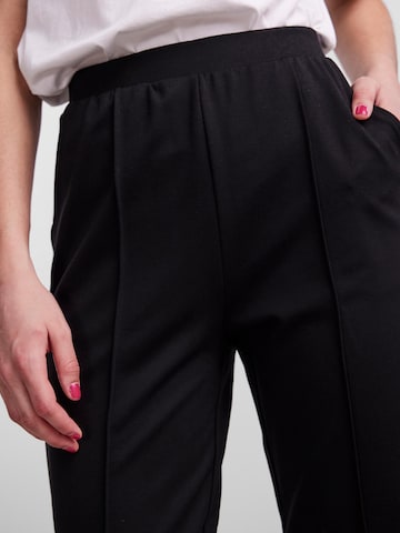 Effilé Pantalon 'Klara' PIECES en noir