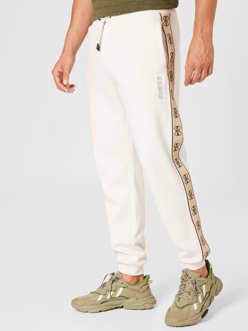 Tapered Pantaloni sport 'Mickey' de la GUESS pe gri: față